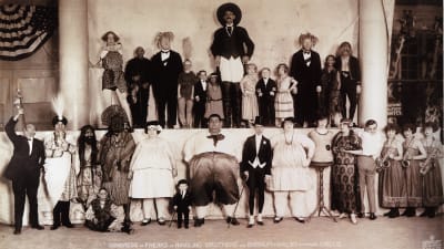 Bild av artisterna i en "freak show", 1924