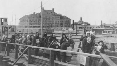 Emigranter på väg från fartygen till Ellis Island 1902.
