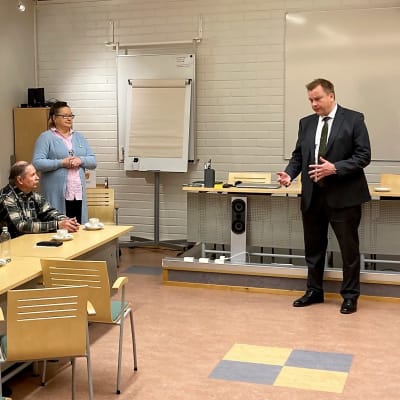 Puolustusministeri Antti Kaikkonen puhuu Asikkalan valtuustosalissa Keskustan yleisötilaisuudessa 30.12.2022