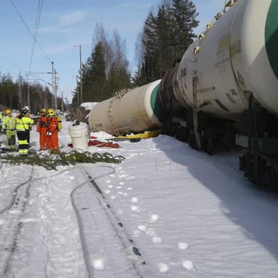 Pelastuslaitos paikalla jossa säiliövaunu kaatunut Kinnin liikennepaikalla Mäntyharjulla lauantaina alkuillasta 7. huhtikuuta
