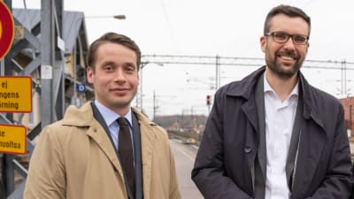 Två män vid en järnvägsstation