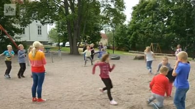 Barn som leker på skolgården