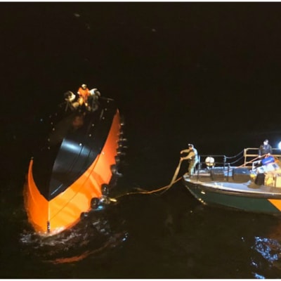 Sjöbevakningen skulle vända den kantra båten, men den sjönk under räddningsinsatsen.