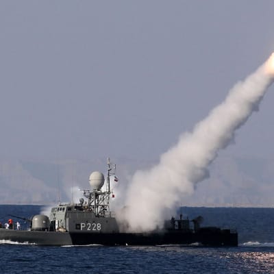 Iranilainen sotalaiva ampuu pitkän matkan Mehrab-ohjuksen Omaninlahdella tammikuussa 2012.