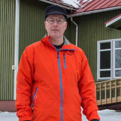 Henrik Ingo framför ungdomslokalen i Skatila