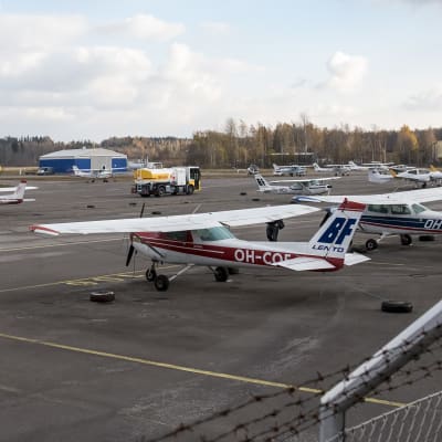 Flygplan på Malms flygplats på en klar dag. 