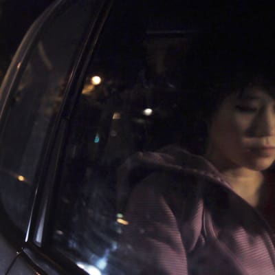 Yuja Wang matkustaa autossa Pariisissa