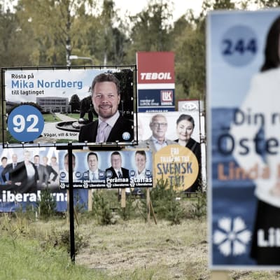 Valaffischer i Mariehamn inför lagtingsval på Åland.