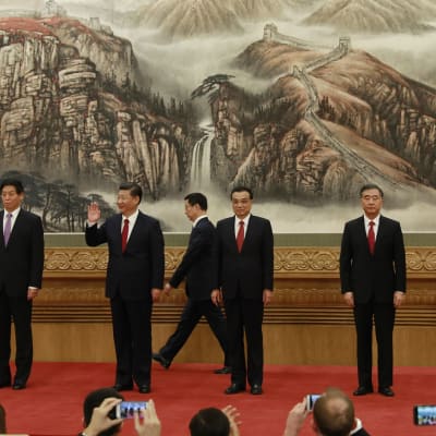 Kiinan politbyroon pysyväiskomitean jäsenet marssivat lehdistön eteen Pekingissä 25. lokakuuta.