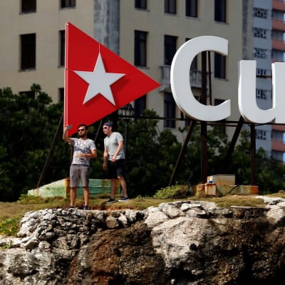 Kaksi turistia otti valokuvan Kuuba-installaation vierellä marraskuussa 2018. ERNESTO MASTRASCUSA