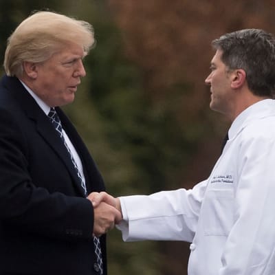 Trump skakar hand med Vita husets läkare Ronny Jackson. 