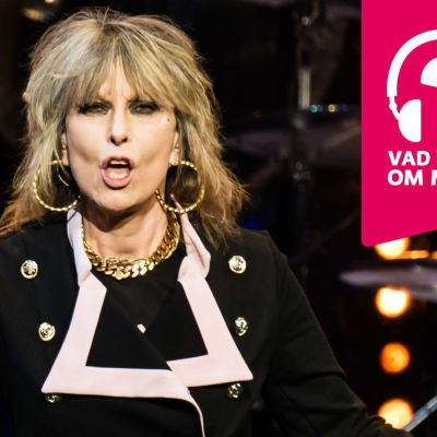 Chrissie Hynde sjunger i en mikrofon som hon håller i handen.