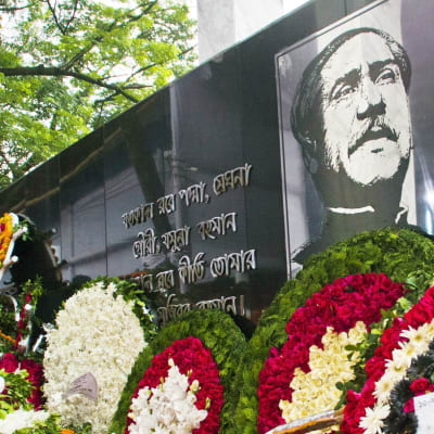 Kukkalaitteita Sheikh Mujibur Rahmanin muistojuhlassa Dhakassa.
