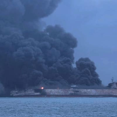 Oljetankern Sanchi brinner efter kollision med ett lastfartyg.