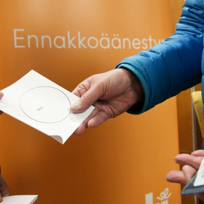 Ennakkoäänestystä Postitalolla Helsingissä 3. huhtikuuta.