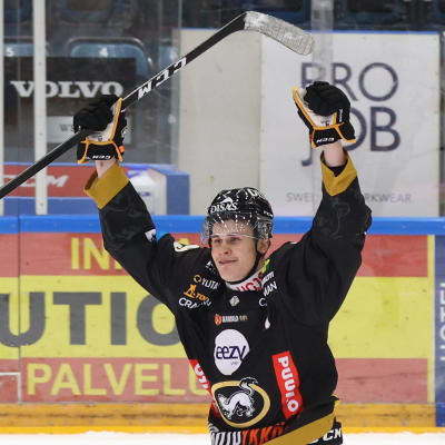 Jesse Puljujärvi firar mål.