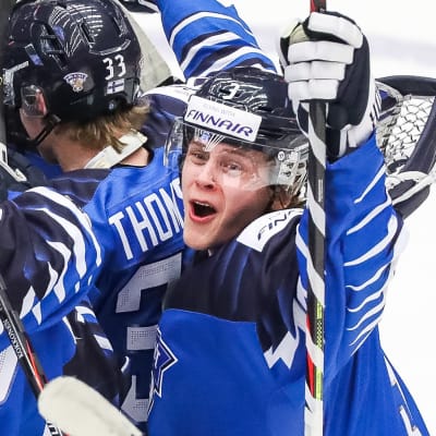 Finland firar efter JVM-segern mot USA.