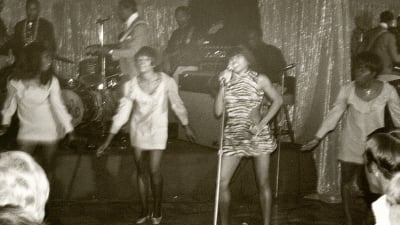 Tina Turner med The Ikettes på en klubbspelning i Los Angeles år 1968