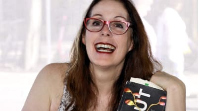 Den amerikanska författaren Laurie Halse Anderson med boken "Shout" i händerna. Fotot taget på en bokmässa i Texas år 2019.