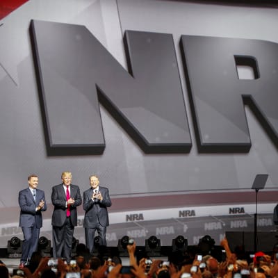 Chris Cox, Donald Trump ja Wayne LaPierre NRA:n kokouksessa Atlantassa.