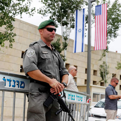 Israelin turvallisuusjoukkojen sotilas USA:n konsulaatin edessä Jerusalemissa 13. toukokuuta.