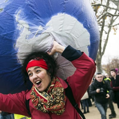 Mielenosoittaja Pariisissa 12. joulukuuta.
