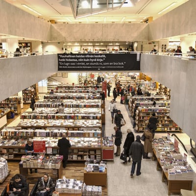 Akateeminen Kirjakauppa toisesta kerroksesta nähtynä vuonna 2013.
