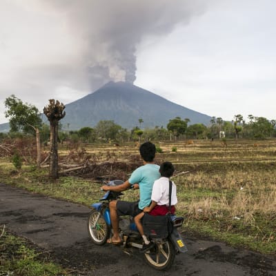 Agung tulivuori purkautuu.