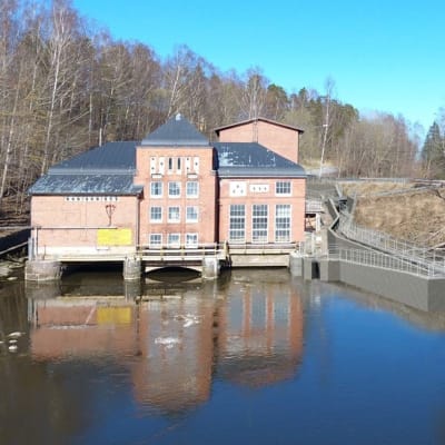 Ett vattenkraftverk i rödtegel, till höger syns en byggd fiskväg. Bildmontage.