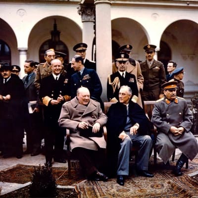 Ledarna Churchill, Roosevelt och Stalin sitter brevid varandra. 