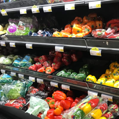 Grönsaker i plastförpackning till försäljning i ett snabbköp
