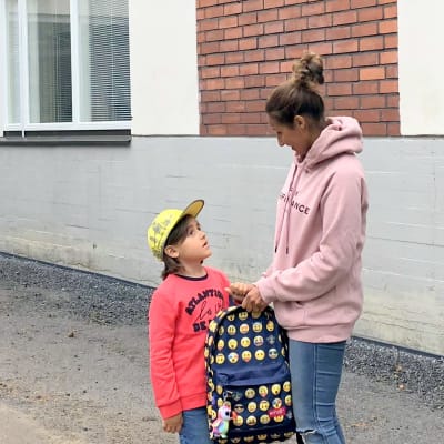 Romeo med mamma Nadia Boussir vid Vikinga skola i Vasa.