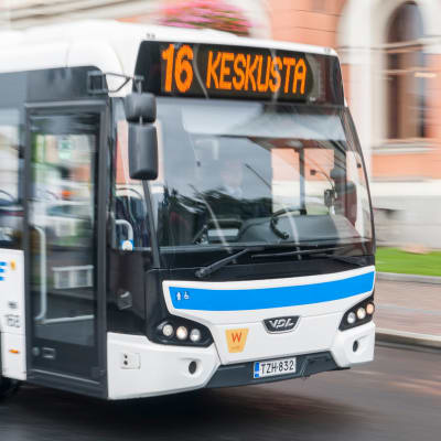 Kuopion liikenteen linja-auto ajaa Kuopion kaupungintalon ohi.