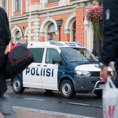 Poliisiauto partioi Kuopion kaupungintalon edustalla.