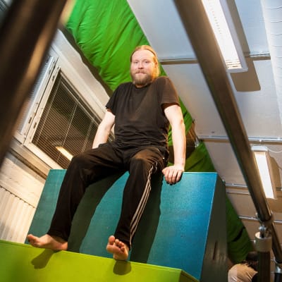 Parkourin harrastaja.