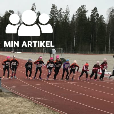 Ett dussintal juniorer på startlinje på sportplanen i Veikkola, Kyrkslätt.