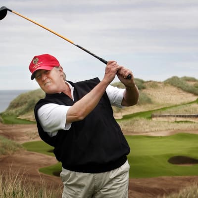 Donald Trump golffaa Aberdeenshiressä Skotlannissa 2011.