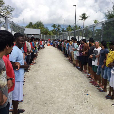 Flyktingar i lägret stod hand i hand i solidaritet för att protestera mot stängningen av lägret i Manus.