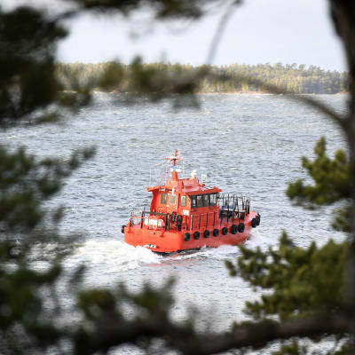 Luotsivene (L 244) lähtee merelle Emäsalon luotsiasemalta Porvoossa lauantaina 9. joulukuuta