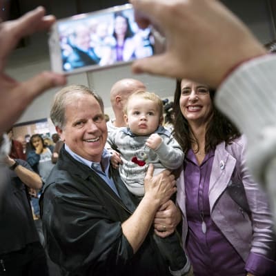 Doug Jones kampanjoimassa Birminghamissa, Alabamassa 18. marraskuuta.