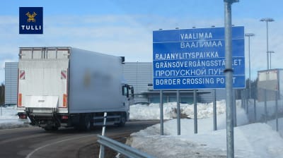 En lastbil med ryska konstföremål kör mot gränsövergången i Vaalimaa.