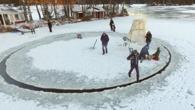 Människor står på en roterande cirkel i isen.