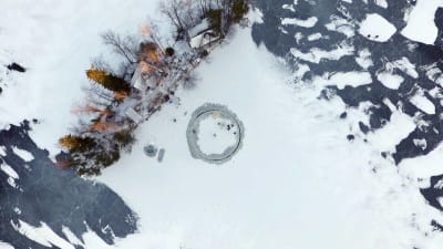 En bild över en sjö där en rund cirkel har sågats ut ur isen.