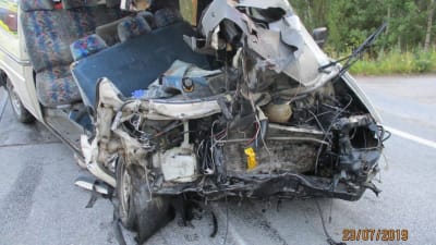 Fören till minibussen har blivit helt intryckt i frontalkolissionen.