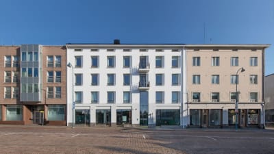 Torghuset i Kotka är ett bostadshus med vit fasad.