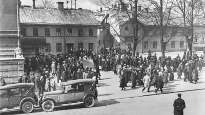 Mycket människor samlade i Stadshusskvären år 1917 då stadsfullmäktige tagits som gisslan.