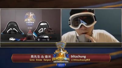 En screenshot på streamen där Chung ses bära gasmask