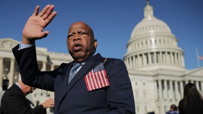 John Lewis vinkar till demonstranter i Washington D.C.