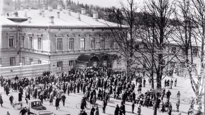 Demonstration mot Åbo stadsfullmäktige 30.5.1917 i Stadshusskvären.