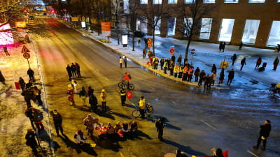 Människor demonsterar i sörnäs 11.12.2021